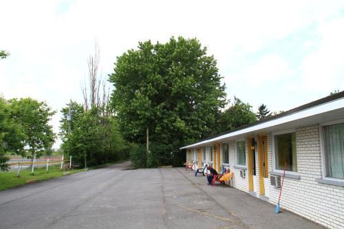 Motel Champlain Brossard Eksteriør billede