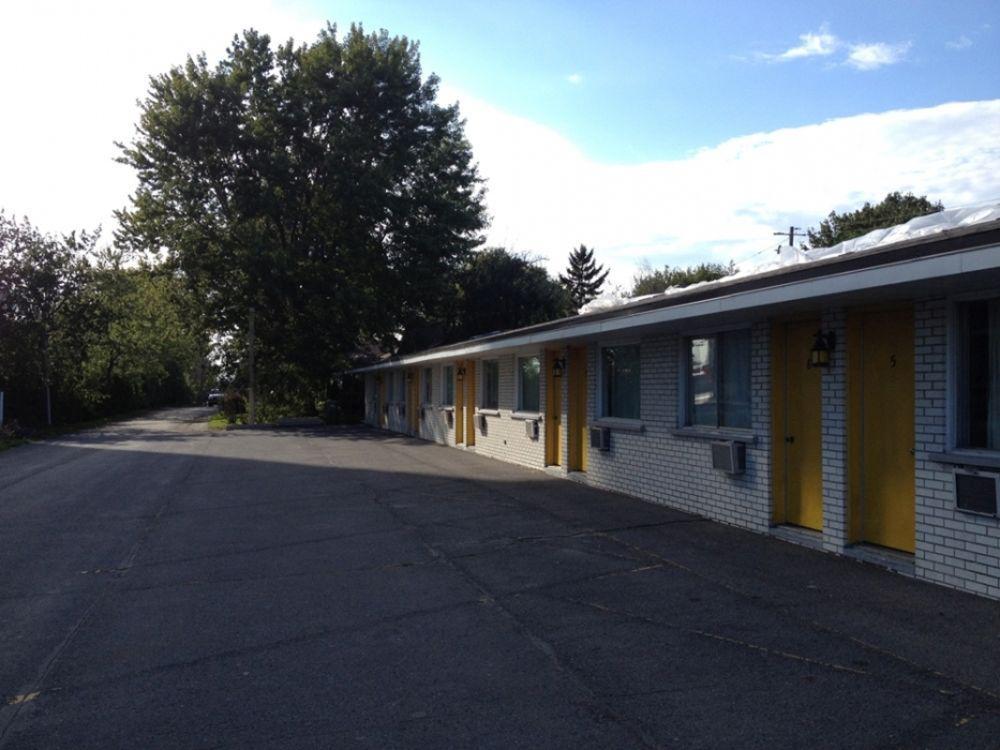 Motel Champlain Brossard Eksteriør billede